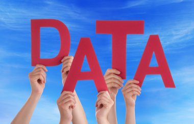 Birçok kişi kırmızı Word Holding eller veri mavi gökyüzü