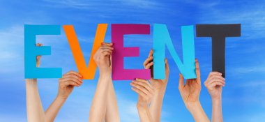 Birçok kişi renkli düz Word olay Holding eller mavi gökyüzü