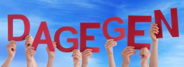 İnsanlar buna karşı mavi gökyüzü Holding Almanca sözcük Dagegen anlamına gelir
