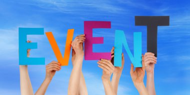 Birçok kişi renkli Word olay Holding eller mavi gökyüzü