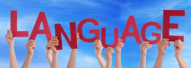 Birçok kişi kırmızı Word dili Holding eller mavi gökyüzü