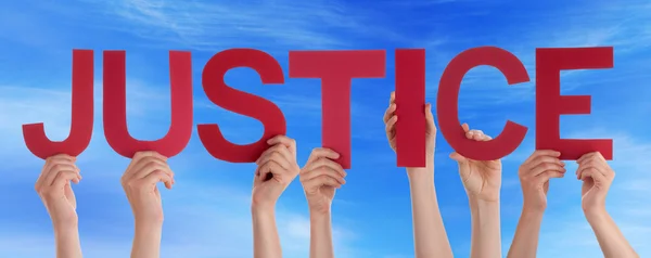 Mucha gente con las manos en la mano Justicia de palabra recta roja Cielo azul — Foto de Stock