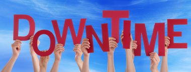 Birçok kişi kırmızı kelime kesintiler Holding eller mavi gökyüzü