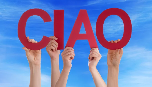Люди, держащие прямое итальянское слово "Ciao" означает "До свидания, голубое небо" — стоковое фото