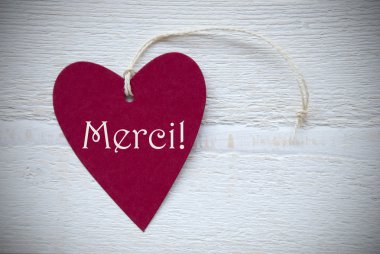Kırmızı kalp etiket Fransızca metin Merci demektir teşekkür ederiz