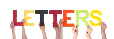 Birçok renkli düz Word mektup tutan elleriyle