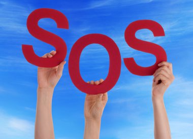 Pek çok kırmızı Word Sos mavi gökyüzü tutan elleriyle