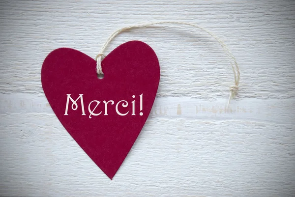 Etiqueta de coração vermelho com texto francês Merci significa obrigado — Fotografia de Stock