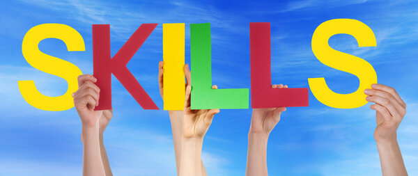 Многие люди держат в руках разноцветные прямолинейные словесные навыки Blue Sky
