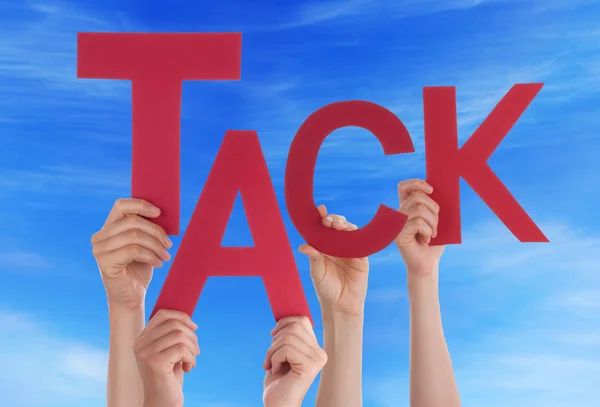 La gente sosteniendo la palabra sueca Tack significa gracias Blue Sky — Foto de Stock