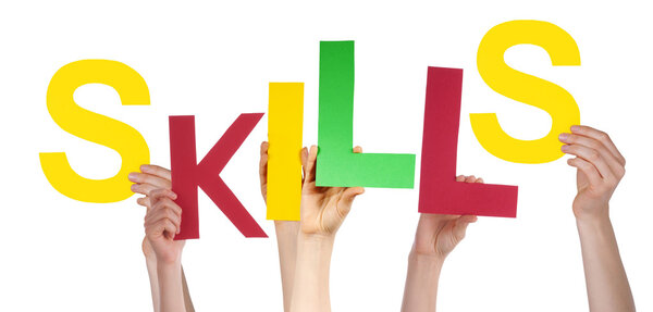 Многие люди держат в руках разноцветные навыки слова
