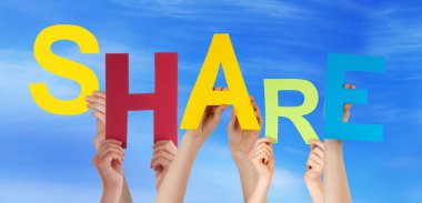 Birçok renkli kelime tutan elleriyle paylaşmak mavi gökyüzü