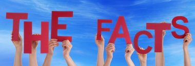 Kırmızı Word gerçekleri tutan elleriyle mavi gökyüzü