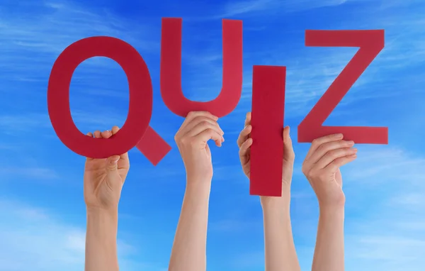 Birçok kişi kırmızı Word Holding eller Quiz mavi gökyüzü — Stok fotoğraf