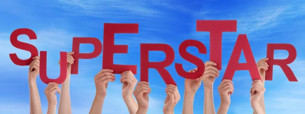 Mucha gente con las manos en la mano Superestrella de la Palabra Roja Cielo Azul — Foto de Stock