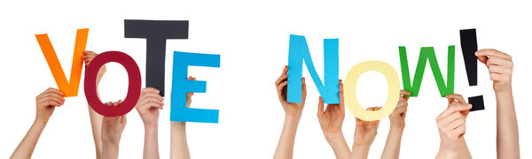 Люди держат в руках красочное слово
