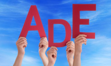 İnsanlar Holding Almanca sözcük Ade Hoşça kal demek mavi gökyüzü