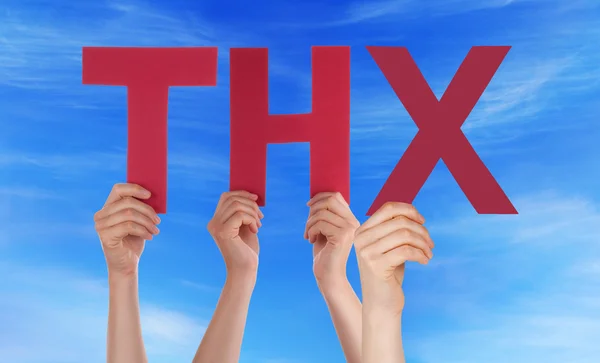 Muitas pessoas mãos segurando vermelho heterossexual palavra THX céu azul — Fotografia de Stock