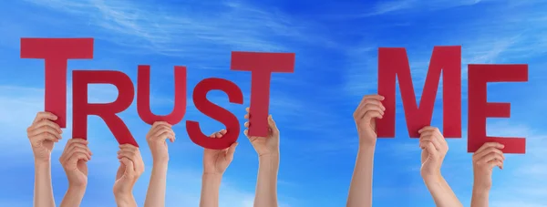 People Hands Holding Red Word Trust Me Blue Sky — Stock Photo, Image