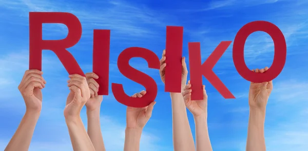 Molte persone mani in possesso di parola rossa rischio cielo blu — Foto Stock