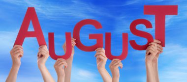 Birçok kişi kırmızı Word Ağustos Holding eller mavi gökyüzü