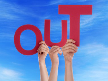 Pek çok kırmızı kelime mavi gökyüzü tutan elleriyle