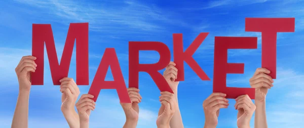 Mnoho lidí ruce červené slovo trh Blue Sky — Stock fotografie