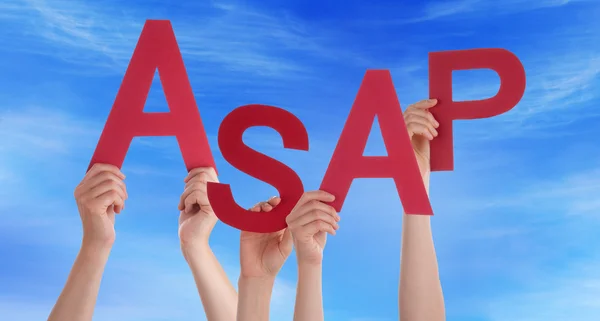 Muchas personas con las manos en la mano Palabra Roja Asap Blue Sky — Foto de Stock