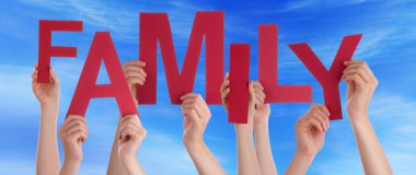 Pek çok kırmızı Word aile mavi gökyüzü tutan elleriyle