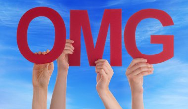 Kırmızı düz Word Omg mavi gökyüzü insanlar ellerini tutun