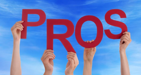 Veel mensen handen met rode Word Pros Blue Sky — Stockfoto