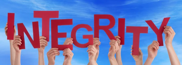 Viele Menschen Hände halten rotes Wort Integrität blauer Himmel — Stockfoto