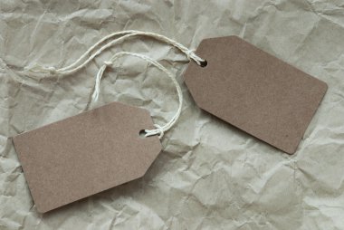 Arka plan kopya alanı ile iki bej etiket kağıt