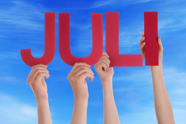 Gente sosteniendo derecho Juli significa julio cielo azul —  Fotos de Stock