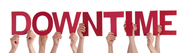 Люди держат красное прямое слово
