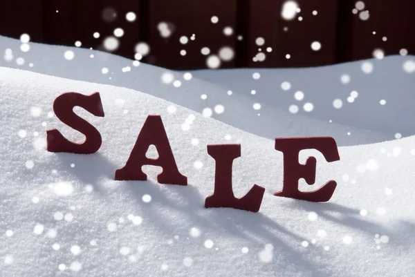 Різдвяний розпродаж на снігу і сніжинки — стокове фото