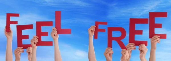 Mucha gente con las manos en la mano Palabra Roja Siéntase Libre Cielo Azul — Foto de Stock