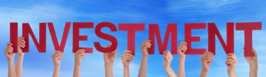 Birçok kişi kırmızı düz kelime Yatırım Holding eller mavi gökyüzü