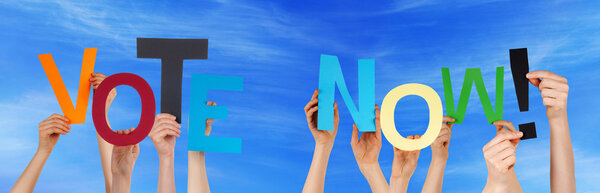  Люди, держащие в руках красочное слово, голосуют сейчас за голубое небо
