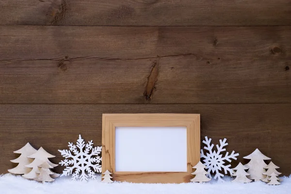 Белые рождественские украшения с копировальным пространством и снегом — стоковое фото