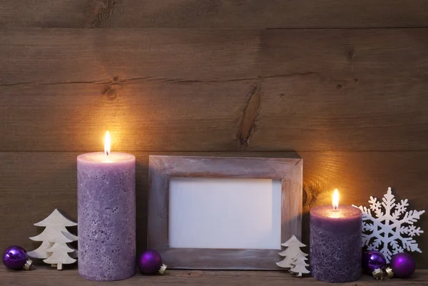 Decoración de Navidad púrpura con marco de fotos de velas Imágenes de stock libres de derechos