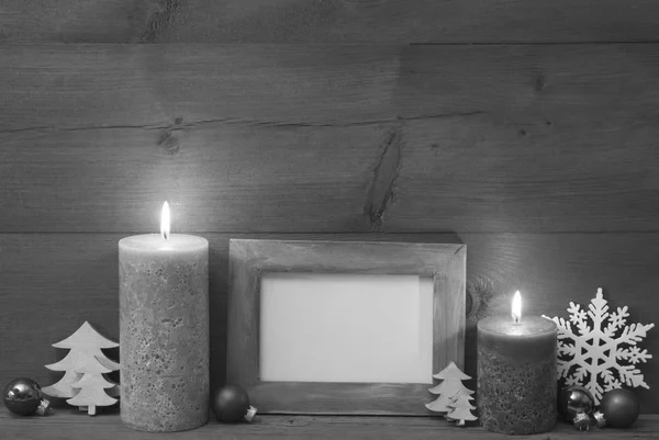 Decorazione natalizia in bianco e nero con cornice di candele — Foto Stock