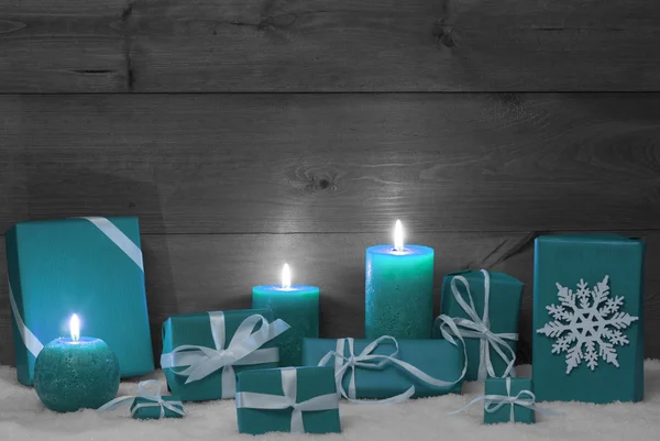 Decoración de Navidad con velas de turquesa, regalos y nieve Imagen De Stock