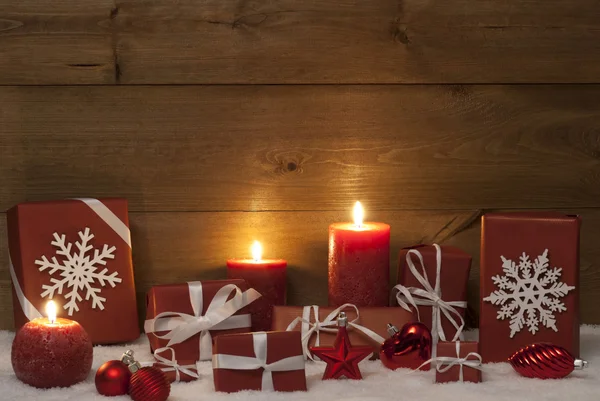 Decorazione di Natale, candele rosse, regali e neve, palla Foto Stock Royalty Free