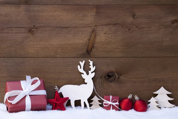 Décoration de Noël dorée, neige, arbre, renne et cadeau — Photo