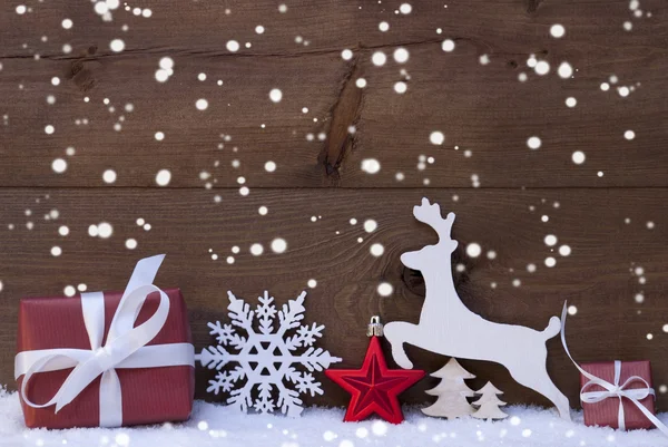 Décoration de Noël rouge, neige, flocons de neige, renne et cadeau — Photo