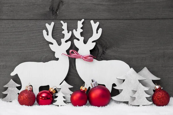 Graue Weihnachtsdekoration, Rentierpaar, Liebe, Schnee, rote Kugel — Stockfoto