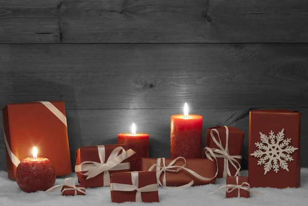 Decoración de Navidad, Velas Rojas, Regalos Y Nieve, Copo de Nieve Imágenes De Stock Sin Royalties Gratis