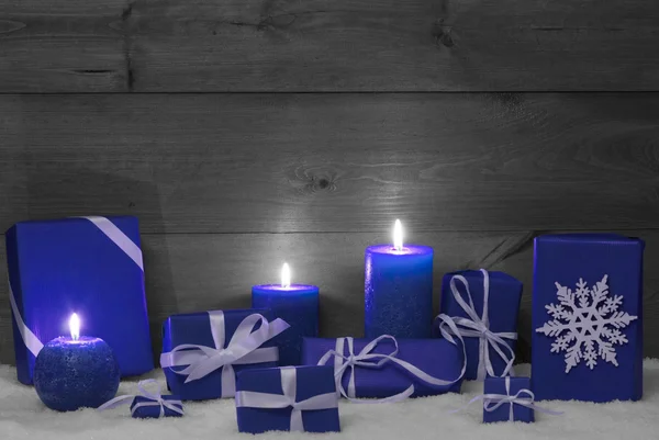 Decoración de Navidad con velas azules, regalos y nieve — Foto de Stock