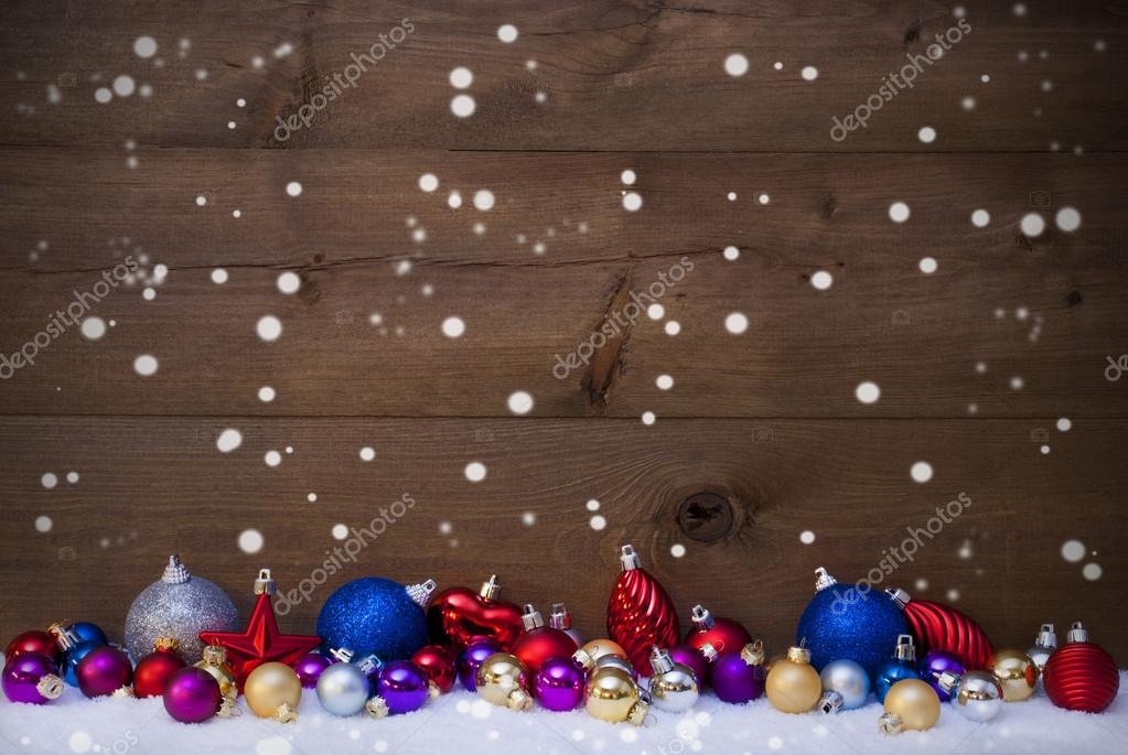 Bolas de Natal coloridas como decoração na neve, flocos de neve fotos, imagens de © Nelosa #84860612 Bolas de Natal coloridas como decoração na neve, flocos de neve fotos, imagens de © Nelosa #84860612